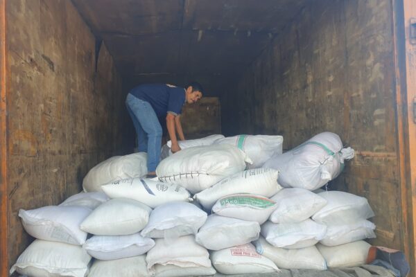 pakaian untuk korban banjir Ranah Pesisir